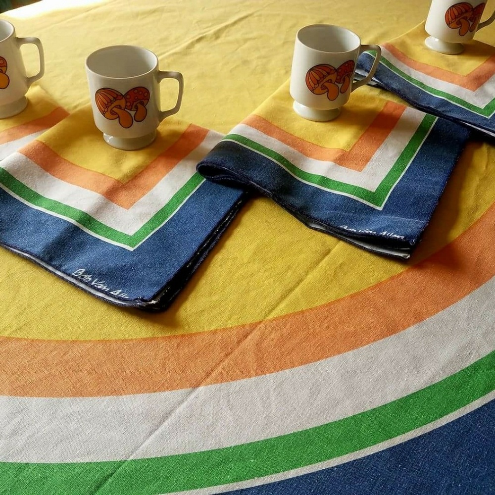 Vintage Bob Van Allen Tablecloth and 4 Napkins!